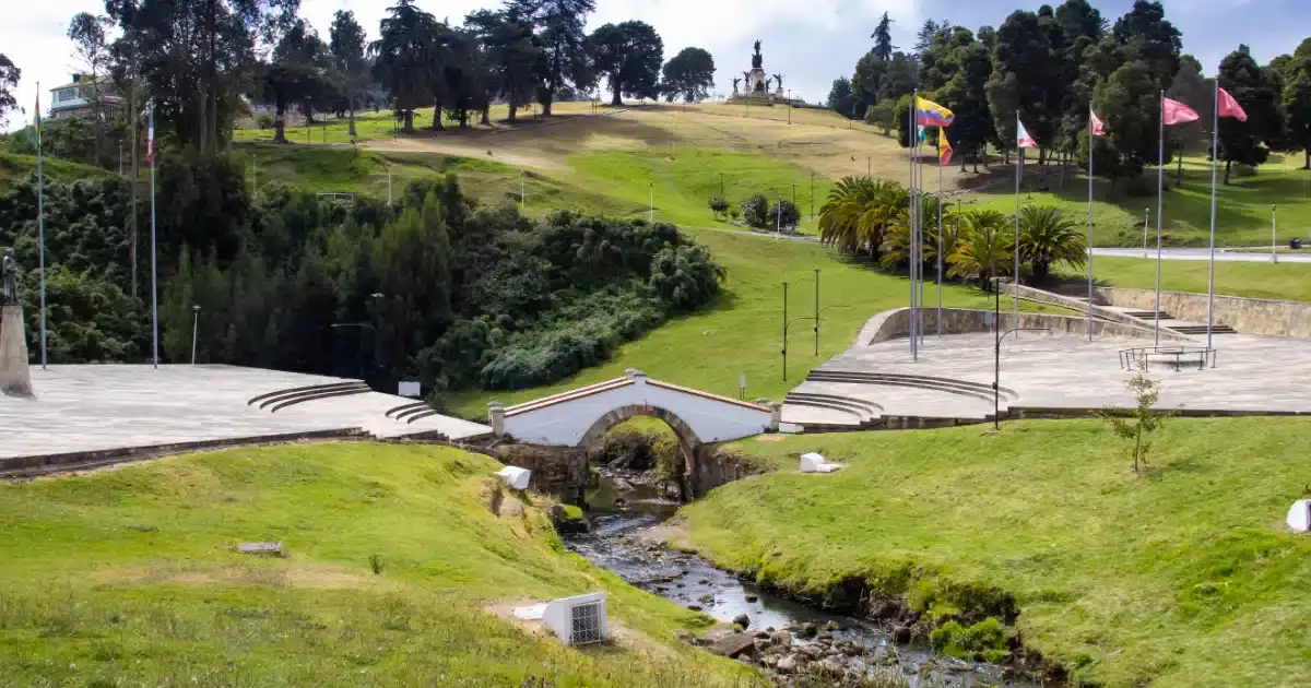 El Puente de Boyacá en la actualidad, con el monumento a Bolívar